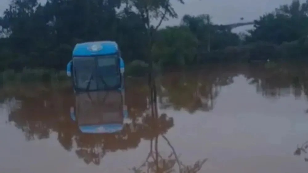 onibus-do-gremio-e-encoberto-pela-agua-da-enchente-em-porto-alegre;-veja