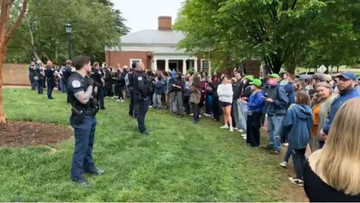 policia-dos-eua-prende-manifestantes-pro-palestinos-na-universidade-da-virginia