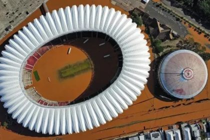 de-jet-ski-dentro-do-beira-rio:-video-mostra-interior-do-estadio-do-inter-alagado