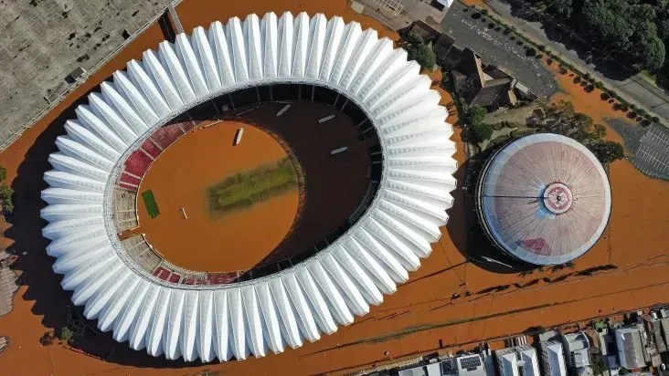 de-jet-ski-dentro-do-beira-rio:-video-mostra-interior-do-estadio-do-inter-alagado