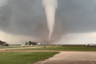 tornado-se-forma-em-oklahoma,-nos-eua;-autoridades-pedem-que-cidadaos-se-abriguem