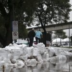 nivel-do-guaiba-volta-a-subir-e-pode-bater-novo-recorde;-ruas-de-porto-alegre-estao-vazias.-veja-o-video