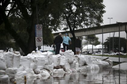 nivel-do-guaiba-volta-a-subir-e-pode-bater-novo-recorde;-ruas-de-porto-alegre-estao-vazias.-veja-o-video