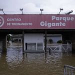 com-peixes-e-campo-destruido,-veja-situacao-do-beira-rio-apos-chuvas-no-rs