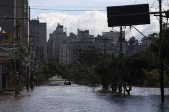 estacao-de-tratamento-que-abastece-sete-hospitais-e-religada-apos-12-dias-em-porto-alegre,-no-rs