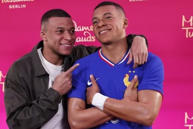 kylian-mbappe-ganha-estatua-hiper-realista-em-museu-de-cera;-veja-video