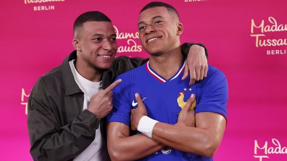 kylian-mbappe-ganha-estatua-hiper-realista-em-museu-de-cera;-veja-video