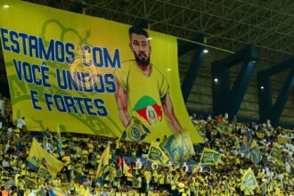 torcida-do-al-nassr-faz-bandeirao-com-mensagem-de-apoio-ao-rs