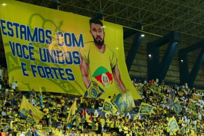 torcida-do-al-nassr-faz-bandeirao-com-mensagem-de-apoio-ao-rs