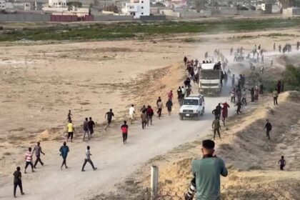 palestinos-pulam-em-caminhao-em-movimento-para-pegar-ajuda