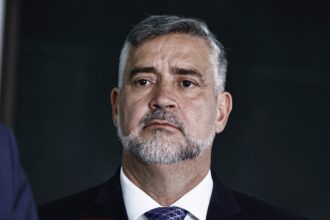 paulo-pimenta-diz-que-governo-estuda-dar-r$-400-para-familias-abrigarem-pessoas-que-estao-sem-casa