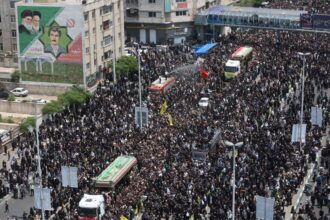 lider-supremo-do-ira-lidera-oracoes-em-funeral-de-presidente