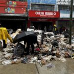 um-dia-apos-nova-enchente,-comerciantes-de-porto-alegre-limpam-e-retiram-lixo-de-predios