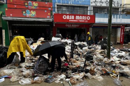 um-dia-apos-nova-enchente,-comerciantes-de-porto-alegre-limpam-e-retiram-lixo-de-predios