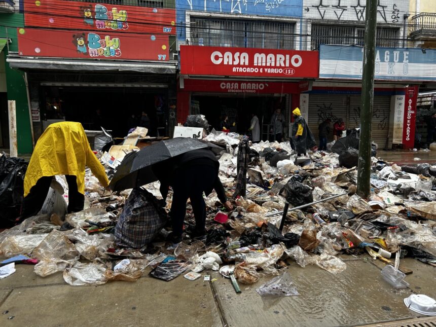 um-dia-apos-nova-enchente,-comerciantes-de-porto-alegre-limpam-e-retiram-lixo-de-predios