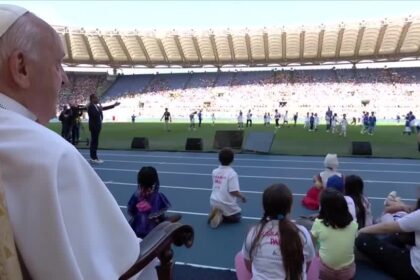 papa-francisco-faz-“chute-simbolico”-no-estadio-olimpico-de-roma