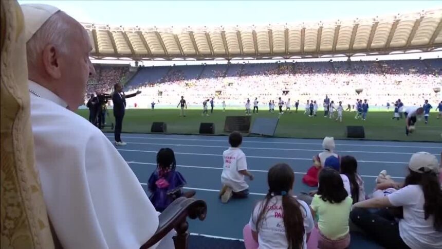 papa-francisco-faz-“chute-simbolico”-no-estadio-olimpico-de-roma