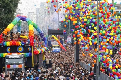 parada-do-orgulho-lgbt+-em-sao-paulo-espera-reunir-tres-milhoes-de-pessoas-neste-domingo-(2)