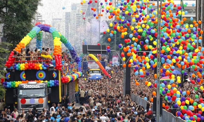 parada-do-orgulho-lgbt+-em-sao-paulo-espera-reunir-tres-milhoes-de-pessoas-neste-domingo-(2)