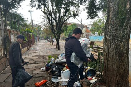 pessoas-afetadas-pelas-enchentes-em-porto-alegre-vasculham-entulhos-para-encontrar-objetos