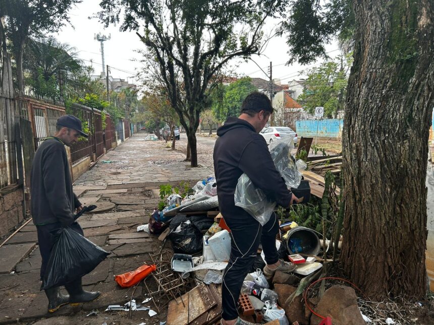 pessoas-afetadas-pelas-enchentes-em-porto-alegre-vasculham-entulhos-para-encontrar-objetos