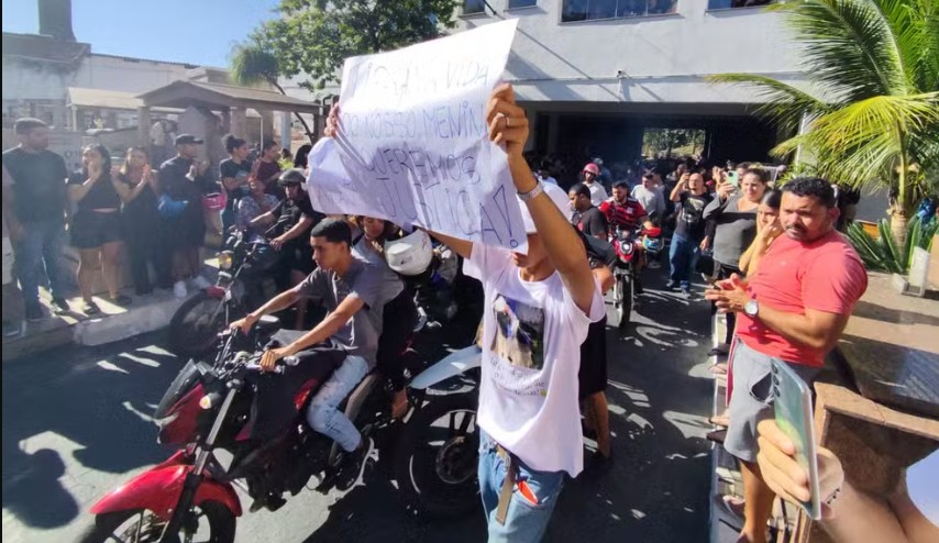 imagens-mostram-motoboy-sinalizando-parada-antes-de-ser-atingido-por-taxista-em-vila-isabel