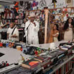 tiny-desk:-saiba-o-que-e-o-programa-musical-que-ja-teve-brasileiros-e-reacao-de-casimiro