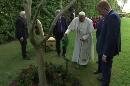 papa-francisco-reza-pela-paz-no-oriente-medio