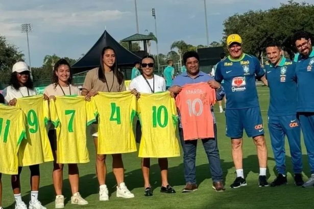 marta-e-jogadoras-do-orlando-city-visitam-treino-da-selecao-brasileira