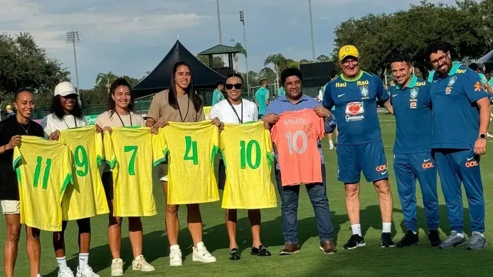 marta-e-jogadoras-do-orlando-city-visitam-treino-da-selecao-brasileira