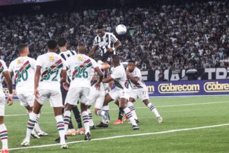 botafogo-domina-fluminense,-vence-e-assume-lideranca-provisoria-do-brasileirao