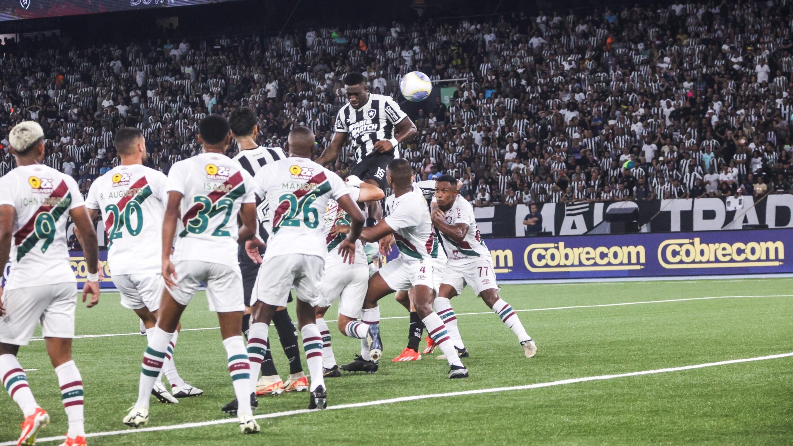 botafogo-domina-fluminense,-vence-e-assume-lideranca-provisoria-do-brasileirao