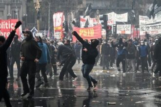 governo-milei:-“terroristas”-tentaram-“golpe-de-estado”-em-meio-a-protestos-contra-reformas