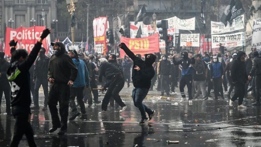 governo-milei:-“terroristas”-tentaram-“golpe-de-estado”-em-meio-a-protestos-contra-reformas