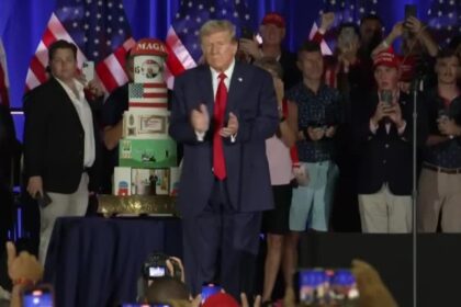 trump-comemora-aniversario-em-comicio-na-florida