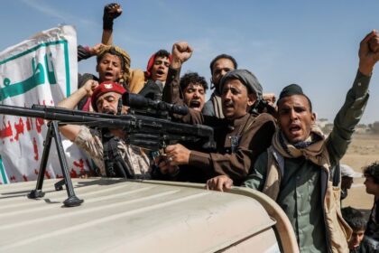 ataque-dos-houthis-teria-afundado-segundo-navio-no-mar-vermelho,-diz-organizacao