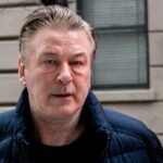 promotoras:-alec-baldwin-foi-imprudente-com-arma-antes-de-disparo-em-“rust”