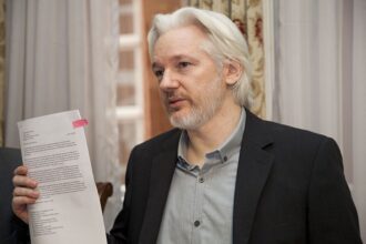 fundador-do-wikileaks,-julian-assange-deixa-a-prisao-apos-acordo-com-justica-dos-eua