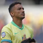 danilo,-capitao-da-selecao,-discute-com-torcedores-e-e-contido-por-neymar