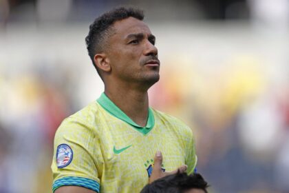 danilo,-capitao-da-selecao,-discute-com-torcedores-e-e-contido-por-neymar