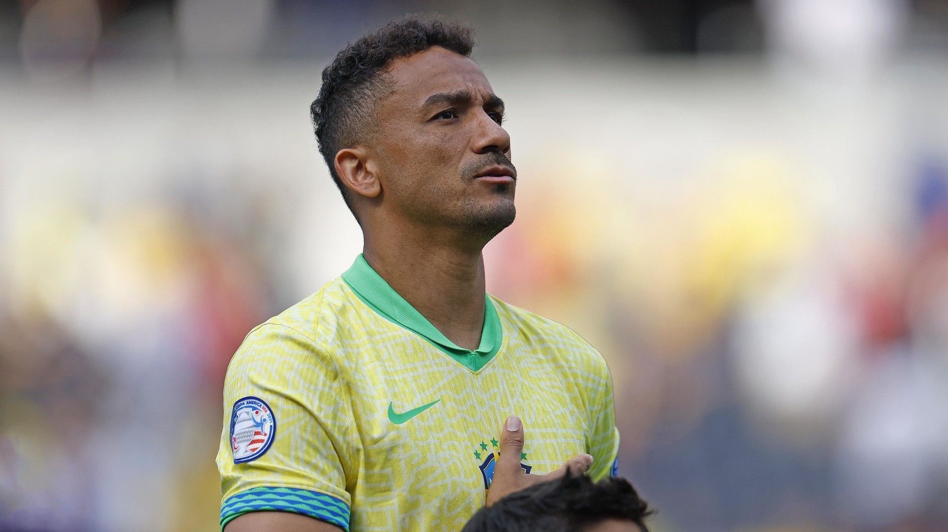 danilo,-capitao-da-selecao,-discute-com-torcedores-e-e-contido-por-neymar