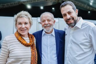 lula-divide-palco-com-boulos-em-sao-paulo,-mas-evita-declarar-apoio-apos-multa