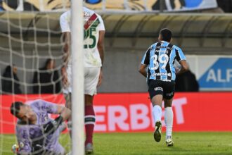 gremio-vence-e-afunda-fluminense-na-lanterna-do-campeonato-brasileiro