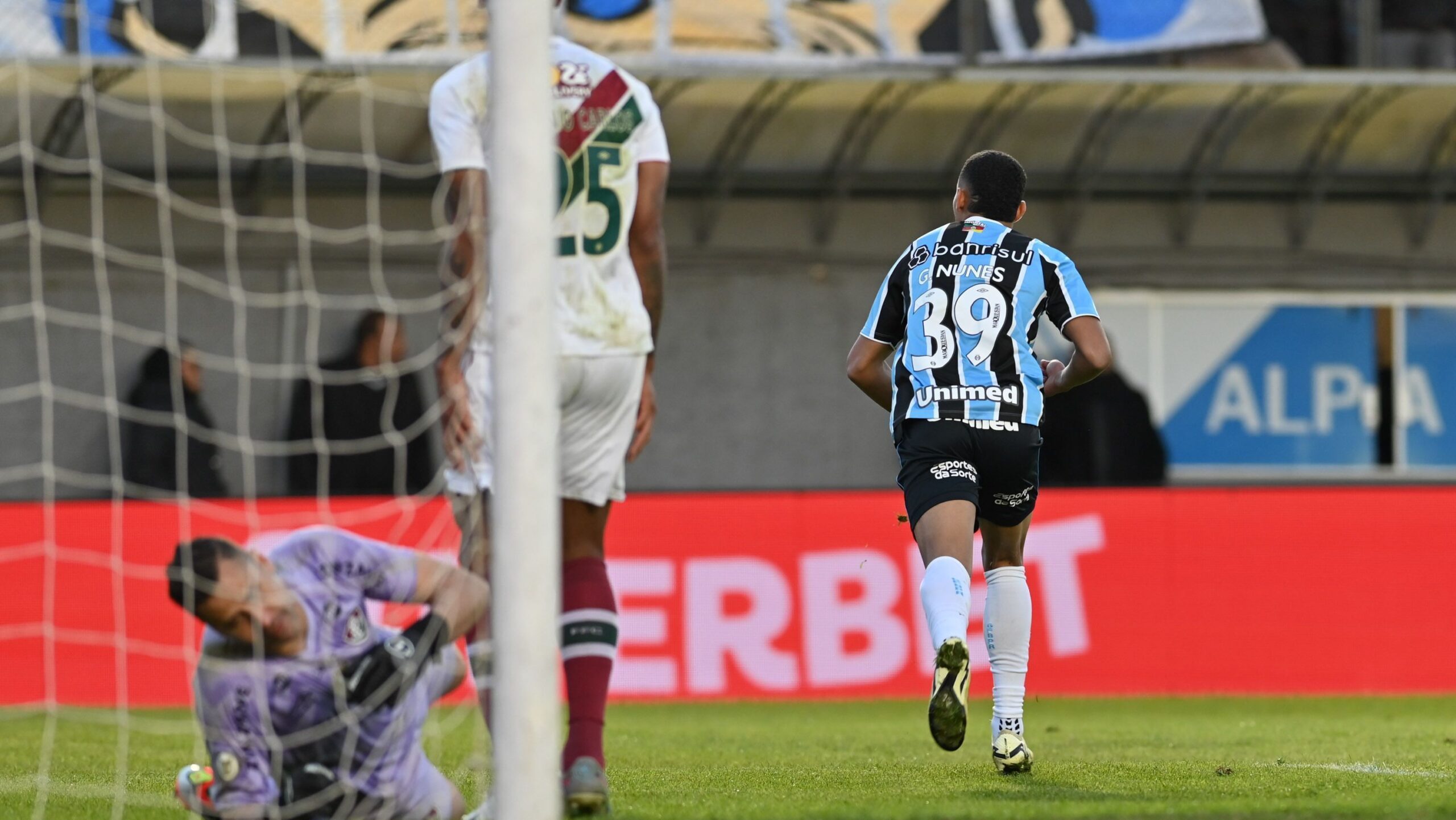 gremio-vence-e-afunda-fluminense-na-lanterna-do-campeonato-brasileiro