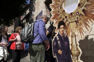 papa-e-cardeais-aprovam-canonizacao-de-carlo-acutis,-o-santo-millennial