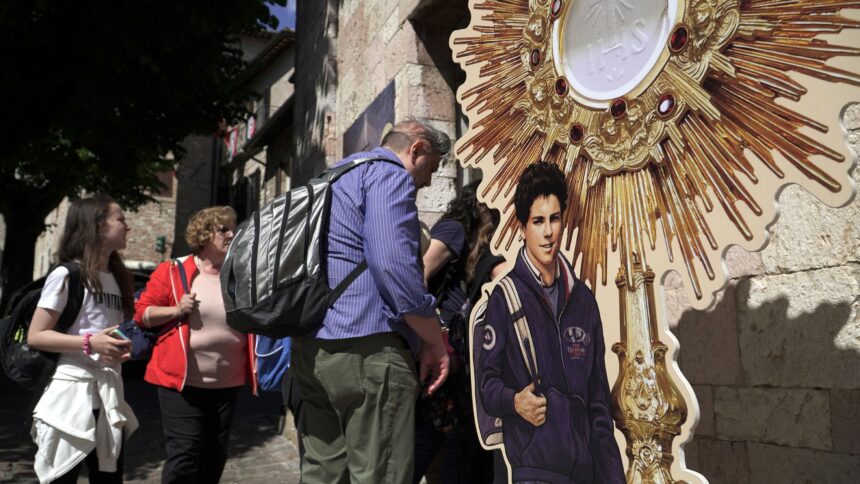 papa-e-cardeais-aprovam-canonizacao-de-carlo-acutis,-o-santo-millennial