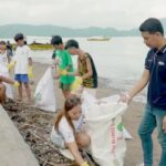 moradores-de-cidade-das-filipinas-limpam-praia-em-troca-de-arroz