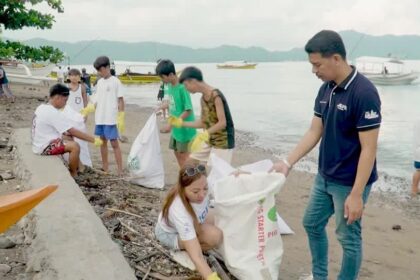 moradores-de-cidade-das-filipinas-limpam-praia-em-troca-de-arroz