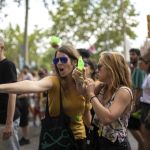 manifestantes-disparam-pistolas-d’agua-contra-visitantes-em-barcelona