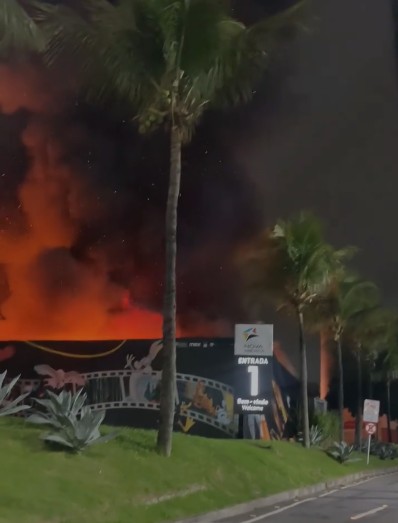 incendio-atinge-exposicao-da-warner-bros-no-shopping-nova-america;-veja-video